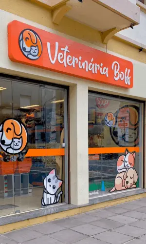 Fachada principal da Clínica Veterinária Boff em Caxias do Sul, destacando o logo e sendo uma referência local para serviços de veterinária perto de mim, incluindo banho e tosa e atendimento veterinário 24 horas.